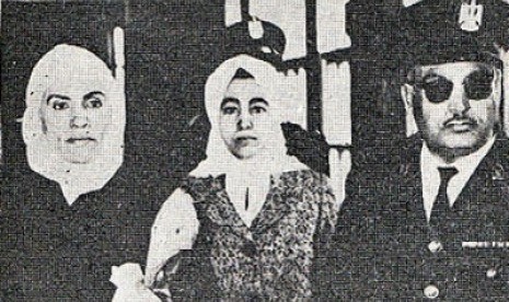 Hamidah Quthb (tengah) dan Zainab al-Ghazali (kiri).