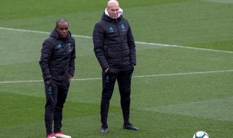 Hamidou Msaidie (kiri), asisten pelatih Real Madrid Zinedine Zidane.