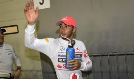 Hamilton melambaikan tangan di Sirkuit Marina Bay, Singapura setelah berhasil mengamankan posisi start terdepan 