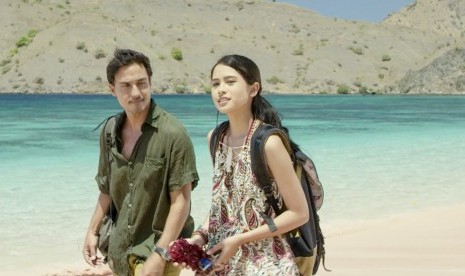 Hamish Daud dan Maudy Ayunda dalam film Trinity Traveler.