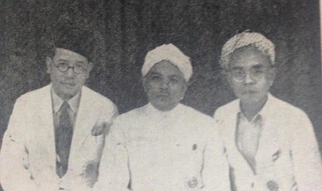 Hamka San bersama-sama Tengku Yafizhan dan Syekh Abdullah Afifudin menghadiri konferensi ulama di Syonato (Singapura) yang diadakan Jepang (1943).