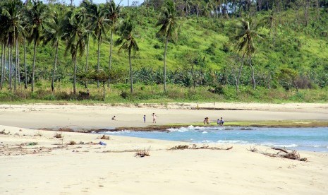 Hamparan pasir putih yang lembut di Pantai Ciantir, mampu mengajak para pengunjung untuk lama berleyeh-leyeh di sana.