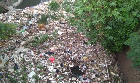 Hamparan sampah menumpuk di sungai Kali Jambe, Tambun Selatan, Kabupaten Bekasi