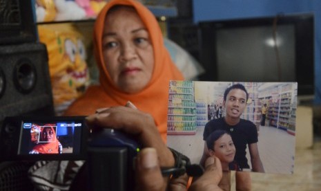 Hamsiar, bibi dari Renaldi alias Aldi (25) salah satu awak Kapal Brahma 12 yang disandera kelompok milisi bersenjata Abu Sayyaf di Filipina diwawancarai di rumahnya di Tallo, Makassar, Sulawesi Selatan, Jumat (8/4). 