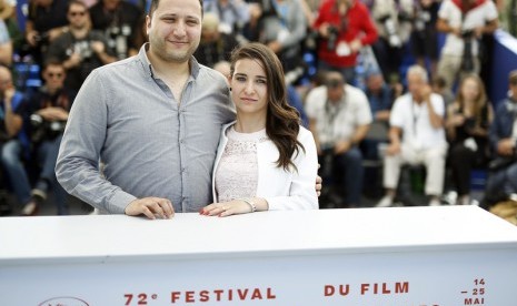 Hamza Al-Khateab (kiri) dan Waad Al-Khateab (kanan) di Festival Film Cannes 2019. Sutradara Waad Al-Khateab selangkah lagi dekat dengan Oscar berkat film dokumenter For Sama. Ilustrasi. 