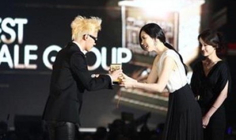 Han Ga In saat menyerahkan award ke G Dragon