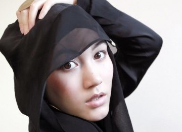 HANA TAJIMA SIMPSON - Menganut Islam tahun 2000-an. Blesteran Inggris-Jepang itu tinggal di London dan dikenal sebagai salah satu ikon generasi muda Muslim modern Inggris. 