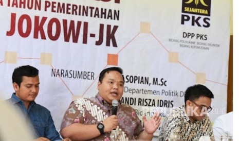 Handi Risza Sekretaris Bidang Ekuinteklh DPP PKS (Tengah)