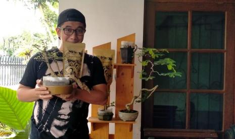 Handrian Setia Adi (35 tahun) melakukan shifting dari bisnis berjualan ayam bakar menjadi bisnis kopi dan tanaman bonsai di masa pandemi Covid-19.