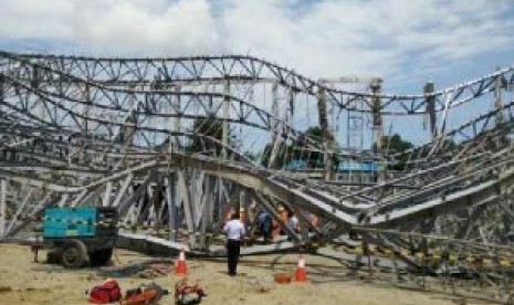 Hanggar roboh di Bandara Sultan Hasanuddin, Makassar, Senin (9/3).