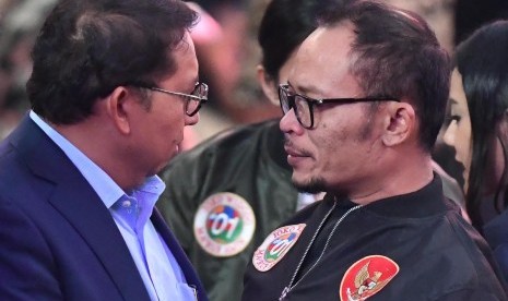 Hanif Dhakiri (kanan) dan Fadli Zon (kiri) menghadiri debat Capres nomor urut 01 Joko Widodo dan Capres nomor urut 02 Prabowo Subianto di Hotel Sultan, Jakarta, Minggu (17/2/2019).