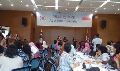 Hansamo menari di Kedutaan Besar Korea Selatan