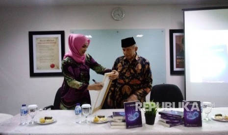 Hanum Rais dan Amien Rais dalam acara bedah buku I Am Sarahza di Kantor Republika, Jakarta Selatan, Kamis (26/4).