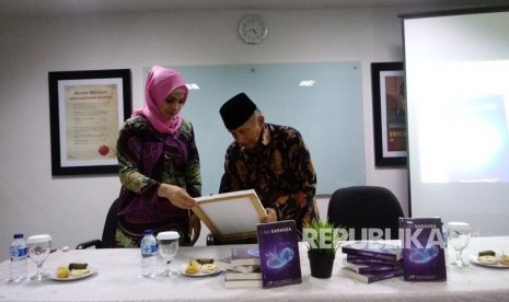 Hanum Rais dan Amien Rais dalam acara bedah buku I Am Sarahza di Kantor Republika, Jakarta Selatan, Kamis (26/4)