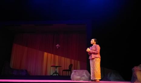 Happy Salma memerankan sosok Inggit Garnasih dalam teater musikal 