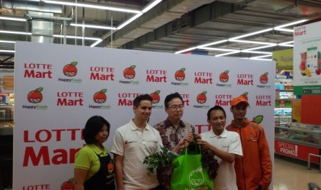 HappyFresh memungkinkan pelanggan memilih berbagai macam bahan makanan segar dan berkualitas terbaik dari supermarket, salah satunya Lotte Mart.