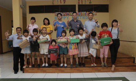  Hardaya Plantations Group (HPG) memberian bantuan 48 pasang sepatu olahraga untuk anak-anak panti Yayasan LPA Guna Nanda yang berlokasi di kawasan Cakung, Jakarta Timur, Selasa (6/12).