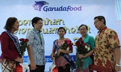  Hardianto Atmadja CEO GarudaFood Group(*batik biru) ditemani oleh Rudy Brigianto Director GarudaFood Group (*berkacamata)berbincang dengan Finalis  “Perempuan Hebat GarudaFood” yang diadakan dalam rangka hari Kartini di kantor Pusat, Jakarta (21/4).