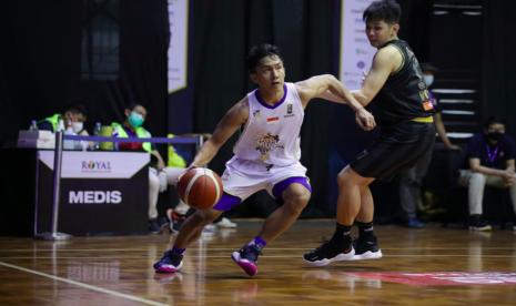 Hardianus Lakudu, point guard Satria Muda Pertamina menguasai bola.