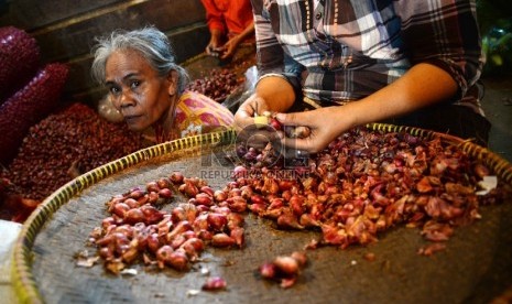 Harga Bawang Merah Naik: Pedagang memilah bawang merah di Pasar Senen, Jakarta, Senin (18/5).