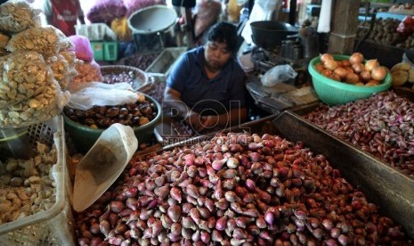 Harga Bawang Merah Naik: Pedagang memilah bawang merah di Pasar Senen, Jakarta, Senin (18/5).