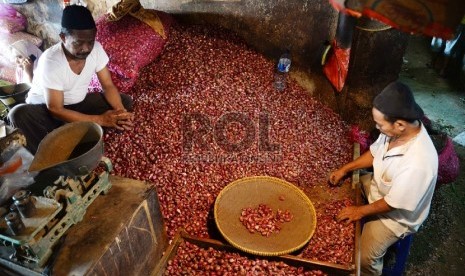 Harga Bawang Merah Naik: Pedagang memilah bawang merah di Pasar Senen, Jakarta, Senin (18/5).