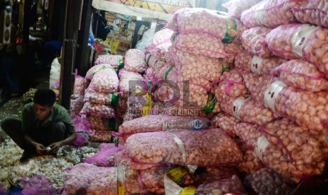 Harga Bawang Putih Naik: Pedagang memilah bawang putih di pasar tradisional. ilustrasi