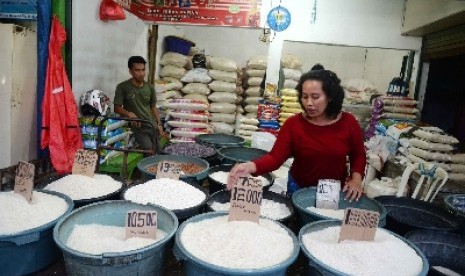 Harga beras naik di Pasar Rumput, Jakarta Selatan, Senin (23/2).