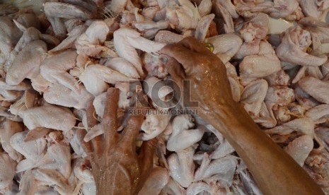 Harga Daging Ayam Naik. Pedagang memotong ayam untuk kemudian dijual kepada konsumen di Pasar Senen, Jakarta Pusat, Senin (20/7). 