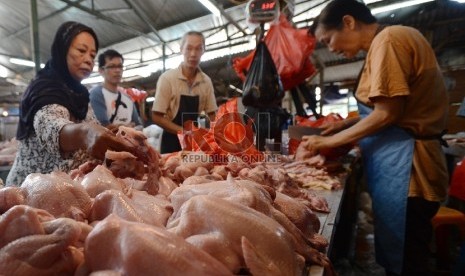 Harga Daging Ayam Naik. Warga membeli daging ayam di Pasar Senen, Jakarta Pusat, Senin (20/7). 