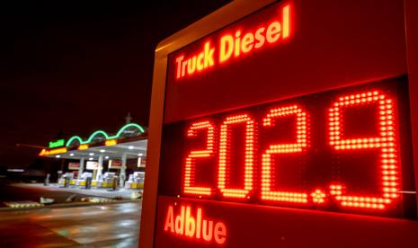 Harga Diesel untuk truk ditampilkan di sebuah pompa bensin di Frankfurt, Jerman, Jumat, 27 Januari 2023. Harga minyak menetap dua persen lebih tinggi pada akhir perdagangan Kamis (23/2/2023), di tengah ekspektasi pemotongan tajam untuk produksi Rusia bulan depan.