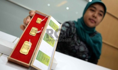 Petugas menunjukkan emas batangan di kantor Pegadaian, Jakarta, Rabu (25/2). (Republika/ Yasin Habibi)