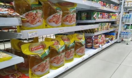 Harga jual minyak goreng kemasan di sebuah mini market, (ilustrasi).  Anggota Komisi VI DPR Achmad Baidowi menilai, Undang-Undang Nomor 7 Tahun 2014 tentang Perdagangan memang tak memberikan keleluasan kepada Kementerian Perdagangan (Kemendag) untuk menindak mafia pangan.