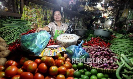 Pedagang melayani pelanggannya di salah satu kios di pasar tradisional. Jelang Ramadhan, harga kebutuhan pokok mulai mengalami kenaikan pada sejumlah komoditas. ilustrasi 