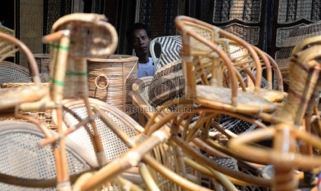 Harga Rotan Beranjak Naik: Pengrajin menghaluskan kursi yang terbuat dari rotan di bengkel rotan, Jakarta, Rabu (18/3). 