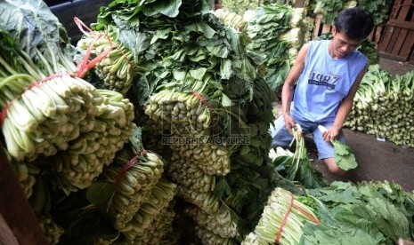 Harga Sayur Mayur: Sayur & Buah Dijual Online: Pedagang memilah sayur mayur di Pasar Senen, Jakarta, Selasa (24/3).