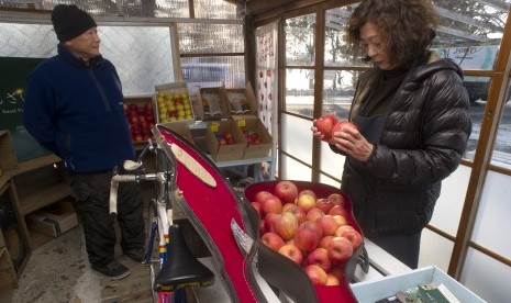 Harganya yang cukup tinggi membuat buah adalah barang mewah yang kerap dijadikan hadiah pada transaksi bisnis atau pernikahan.