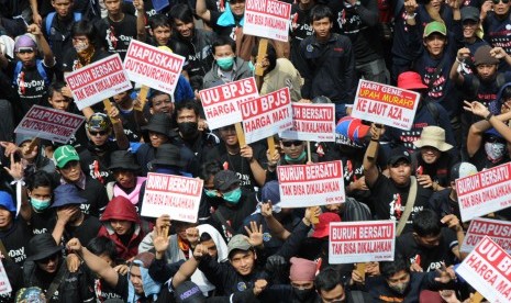 Hari Buruh Sedunia (May Day) di depan Istana Merdeka, Jakarta, Selasa (1/5). (Republika/Aditya Pradana Putra)