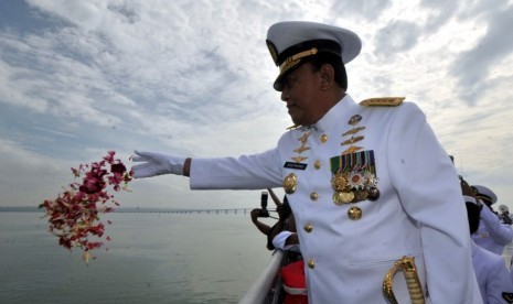 HARI DHARMA SAMUDERA. Kepala Staf Angkatan Laut (Kasal) Laksamana TNI Soeparno menabur bunga kelaut di Alur Pelayaran Timur Surabaya (APTS) Surabaya, Minggu (15/1). Tabur bunga yang berlangsung di atas KRI Makasar-590 dalam rangka peringatan Hari Dharma Sa