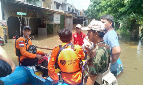 Hari kedua banjir, tim Rumah Zakat Action masih mendistribusikan bantuan untuk para korban.