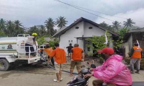 Hari ketiga (31/8) pasca banjir bandang Desa Rogo Dolo Selatan, Sigi, Rumah Zakat Action bersama masyarakat, BPBD, lembaga masyarakat dan LSM gotong royong membersihkan jalanan dan rumah warga dari sisa material banjir (kayu dan batu).