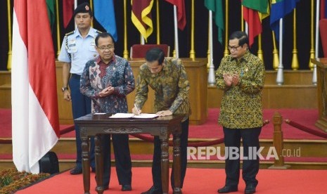 Hari Libur Nasional: Penandatanganan hari libur nasional sebagai hari lahirnya Pancasila oleh Presiden RI Joko Widodo pada peringatan Pidato Bung Karno 1 Juni 1945, di Gedung Merdeka, Kota Bandung, Rabu (1/6). 