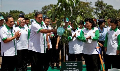 HARI MENANAM POHON. Presiden Susilo Bambang Yudhoyono (ketiga kiri) didampingi Wapres Boediono (keempat kiri), Ibu Negara Ny Ani Yudhoyono (ketiga kanan), Ibu Herawati Boediono (kanan), Menteri Kehutanan Zulkifli Hasan (kiri) dan Gubernur Banten Ratu Atut 