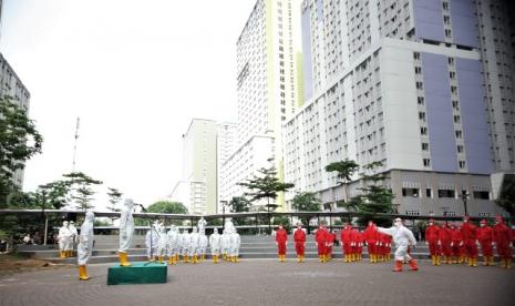 Hari Pahlawan ke-75 di area RS Wisma Atlet dengan APD lengkap