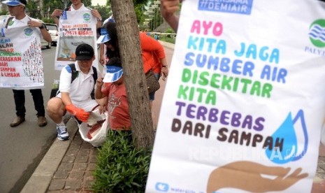 Hari Peduli Sampah Nasional (HPSN). Karyawan PALYJA bersama relawan lain membersihkan sampah di Jalan Teluk Betung saat hari bebas kendaraan bermotor di Jakarta Pusat, Ahad (21/2).