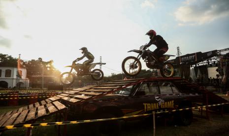 Hari pertama ajang balap motocross Trial Game Dirt 2023 di Sirkuit Lapangan Benteng Vastenburg, Solo, pada Jumat (12/5/2023), berlangsung ketat.