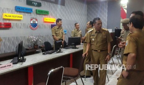 Hari pertama kerja, Walikota Cimahi, Ajay M Priatna dan Wakilnya, Ngatiyana bersama beberapa kepala dinas di Pemkot Cimahi melakukan sidak ke beberapa kantor dinas, Senin (23/10).