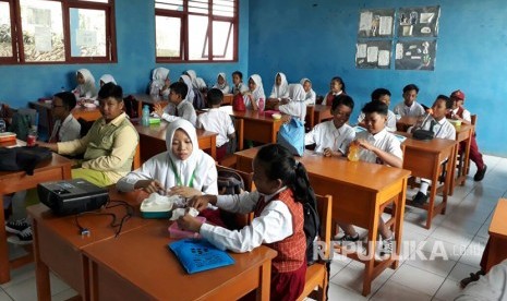 Hari pertama masuk sekolah di SMPN 21 Pamulang, Tangerang Selatan, tidak ada atribut yang melekat pada peserta didik baru, Senin (17/7). 