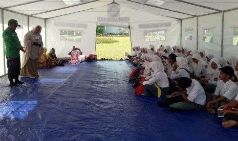 Hari pertama mulai bersekolah pascagempa dan tsunami di Sulteng. Siswa SMA Negeri 1 Banawa Donggala menjalani trauma healing dari relawan Wahdah Islamiyah, Selasa (15/10)