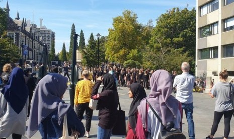 Hari solidaritas hijab di Dunedin, Selandia Baru untuk membuat muslimah nyaman usai penembakan di masjid Christchurch, Kamis (21/3). 